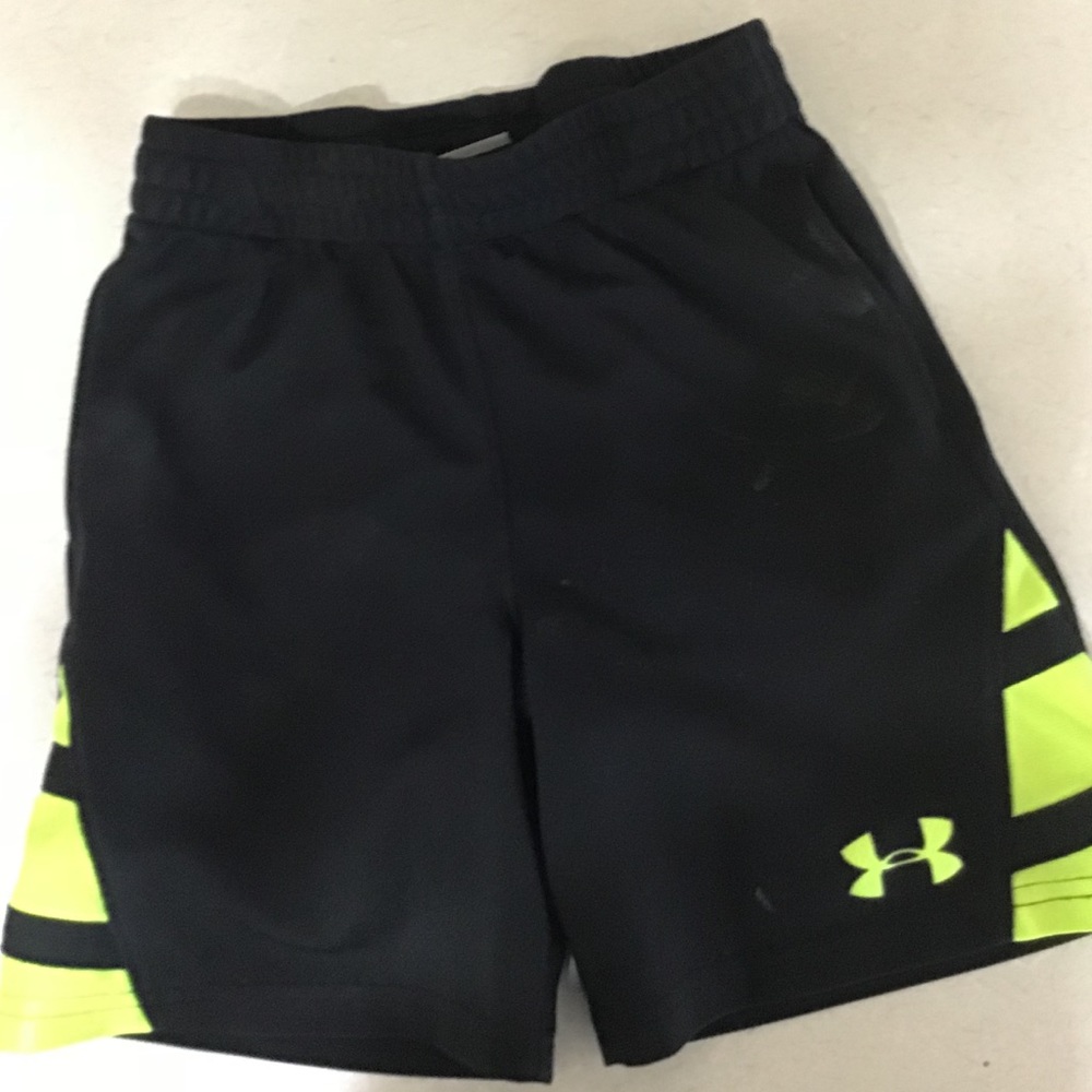 EUC boys Under Armor shorts size 4